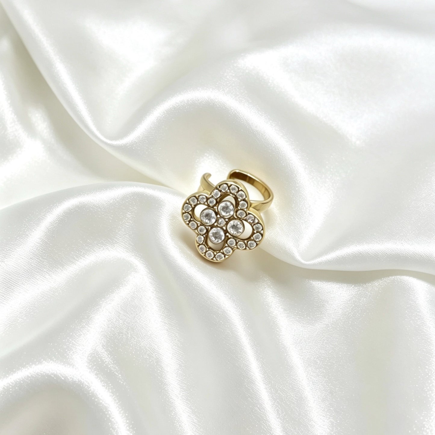 Ear Cuff Met Bloemetje en Strass – Dena