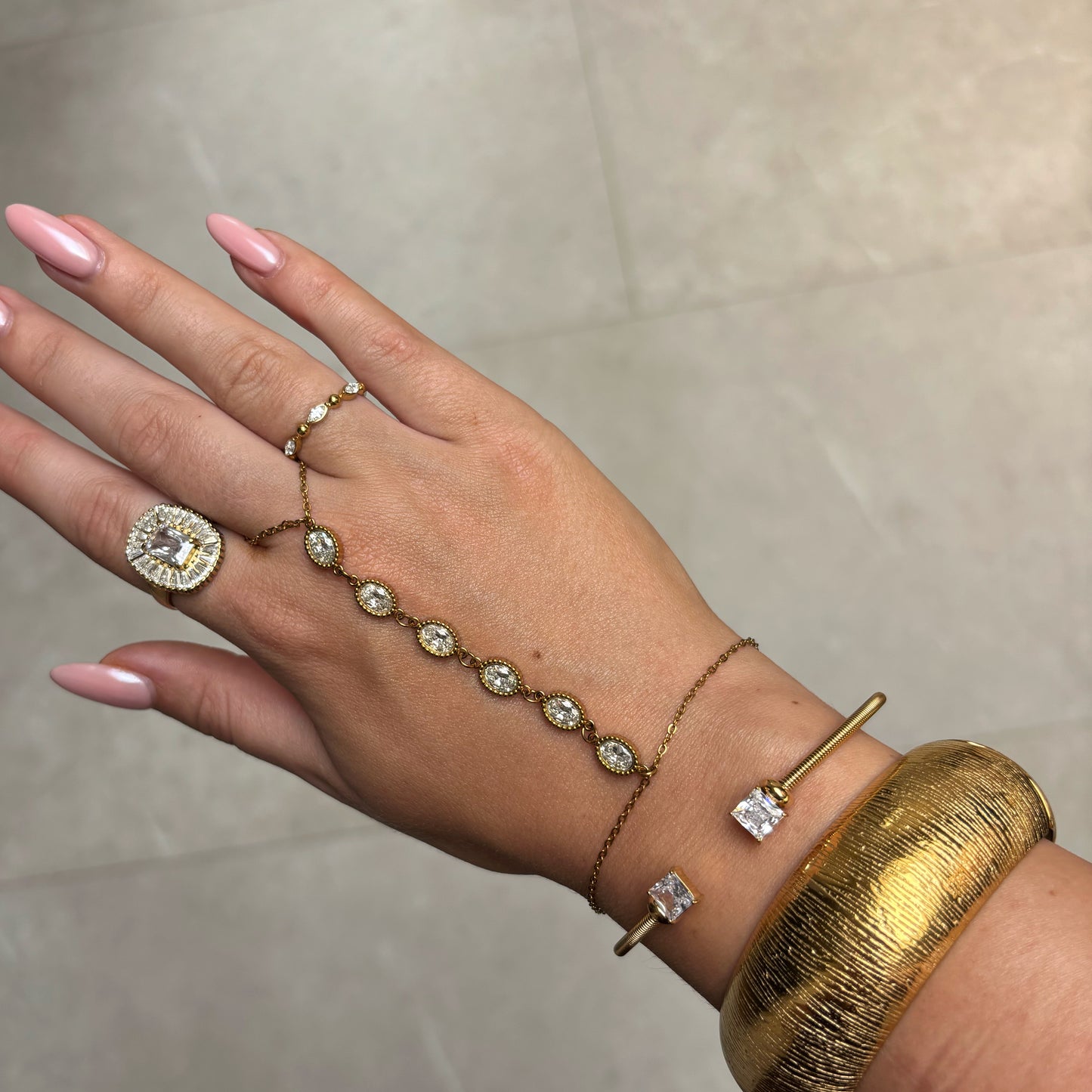 Hand Chain Met Steentjes - Diva