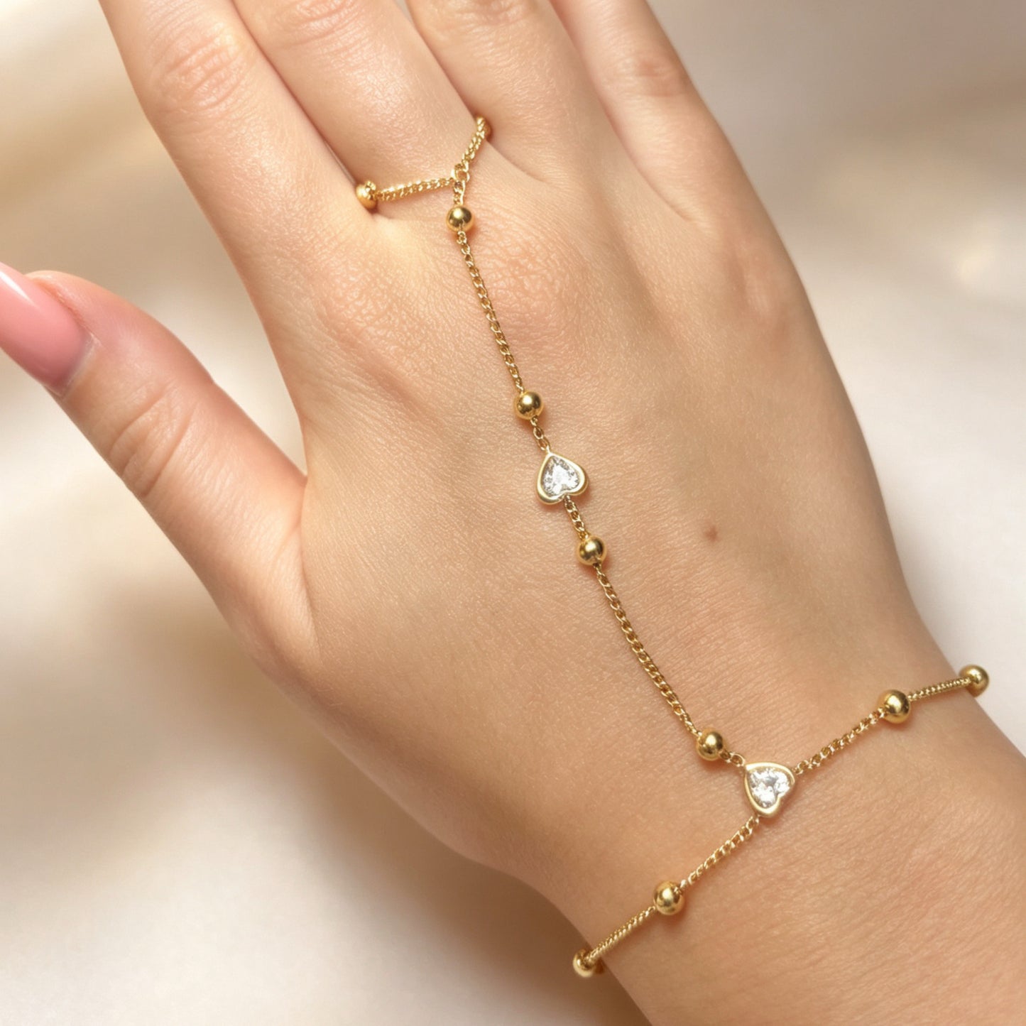 Hand Chain Met Hartjes – Ayla